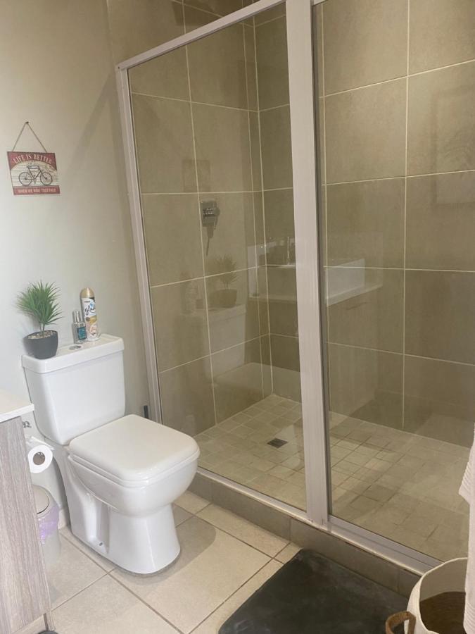 Lovely Rosebank 1-Bedroom Condo With Pool & Cinema Johannesburg Ngoại thất bức ảnh
