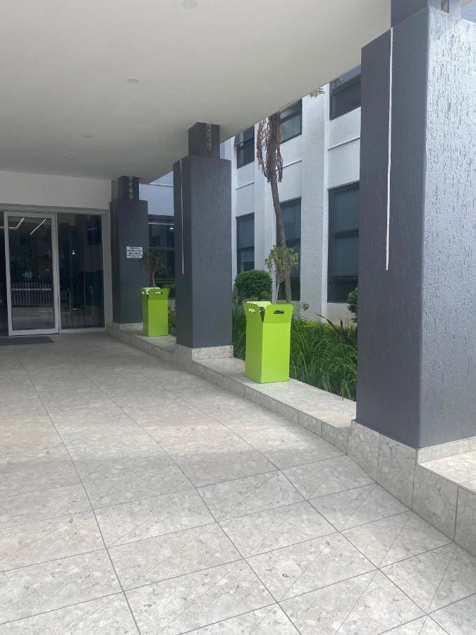 Lovely Rosebank 1-Bedroom Condo With Pool & Cinema Johannesburg Ngoại thất bức ảnh
