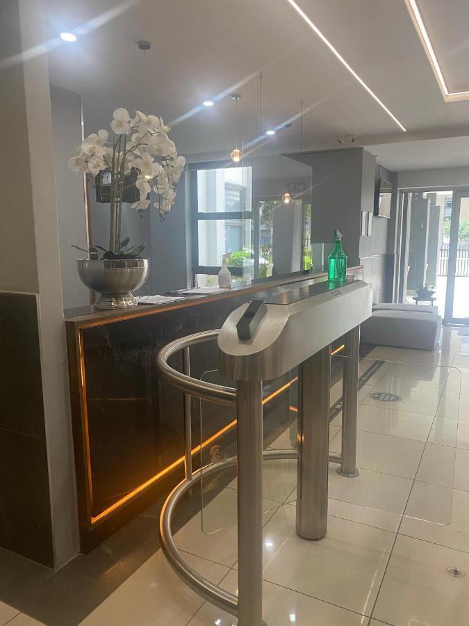 Lovely Rosebank 1-Bedroom Condo With Pool & Cinema Johannesburg Ngoại thất bức ảnh