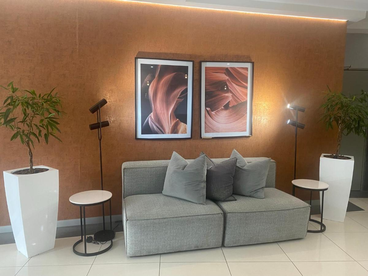 Lovely Rosebank 1-Bedroom Condo With Pool & Cinema Johannesburg Ngoại thất bức ảnh