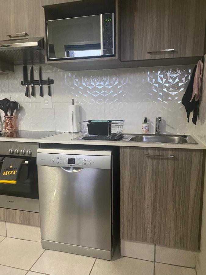Lovely Rosebank 1-Bedroom Condo With Pool & Cinema Johannesburg Ngoại thất bức ảnh