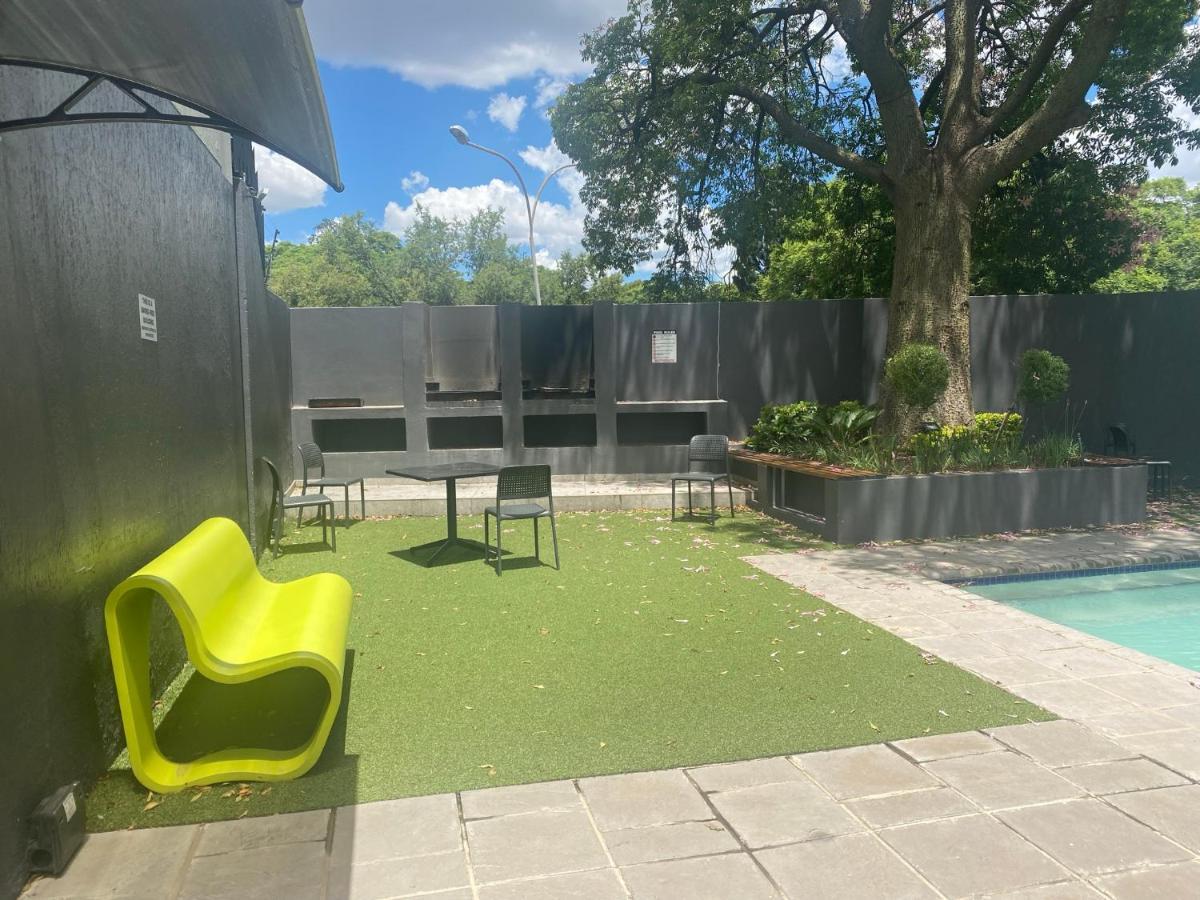 Lovely Rosebank 1-Bedroom Condo With Pool & Cinema Johannesburg Ngoại thất bức ảnh