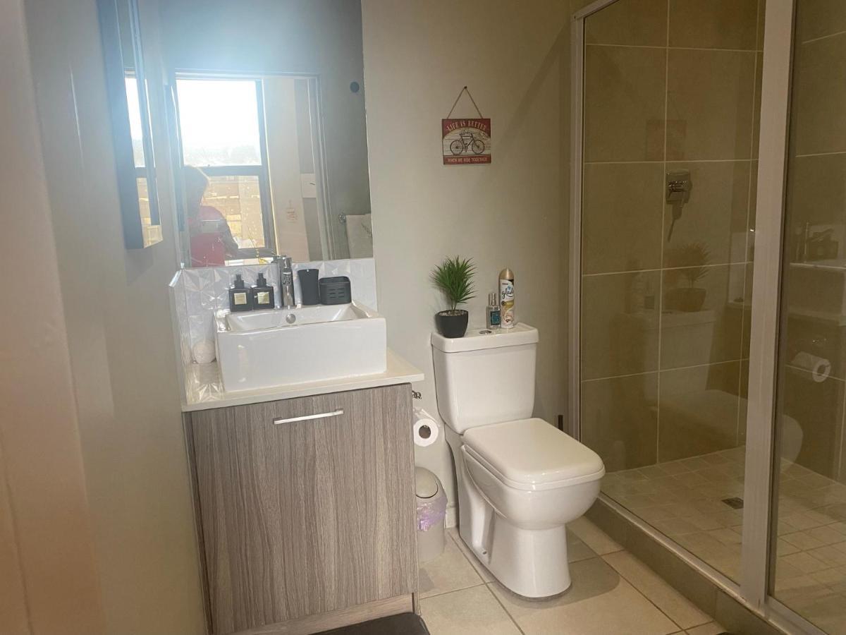 Lovely Rosebank 1-Bedroom Condo With Pool & Cinema Johannesburg Ngoại thất bức ảnh