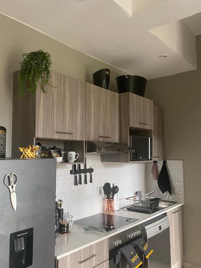 Lovely Rosebank 1-Bedroom Condo With Pool & Cinema Johannesburg Ngoại thất bức ảnh